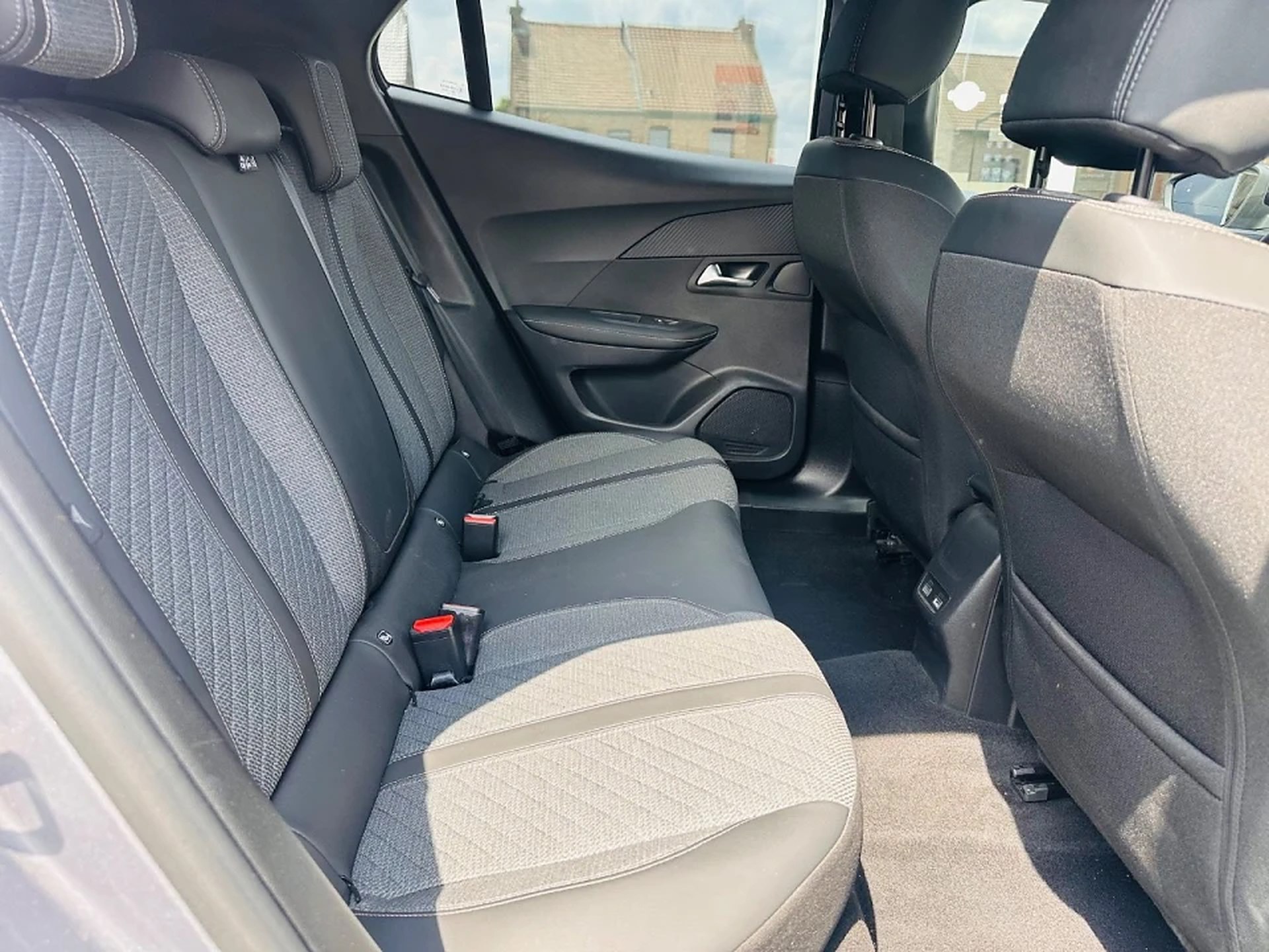 Peugeot 2008 Allure Mild Hybrid, foto 9