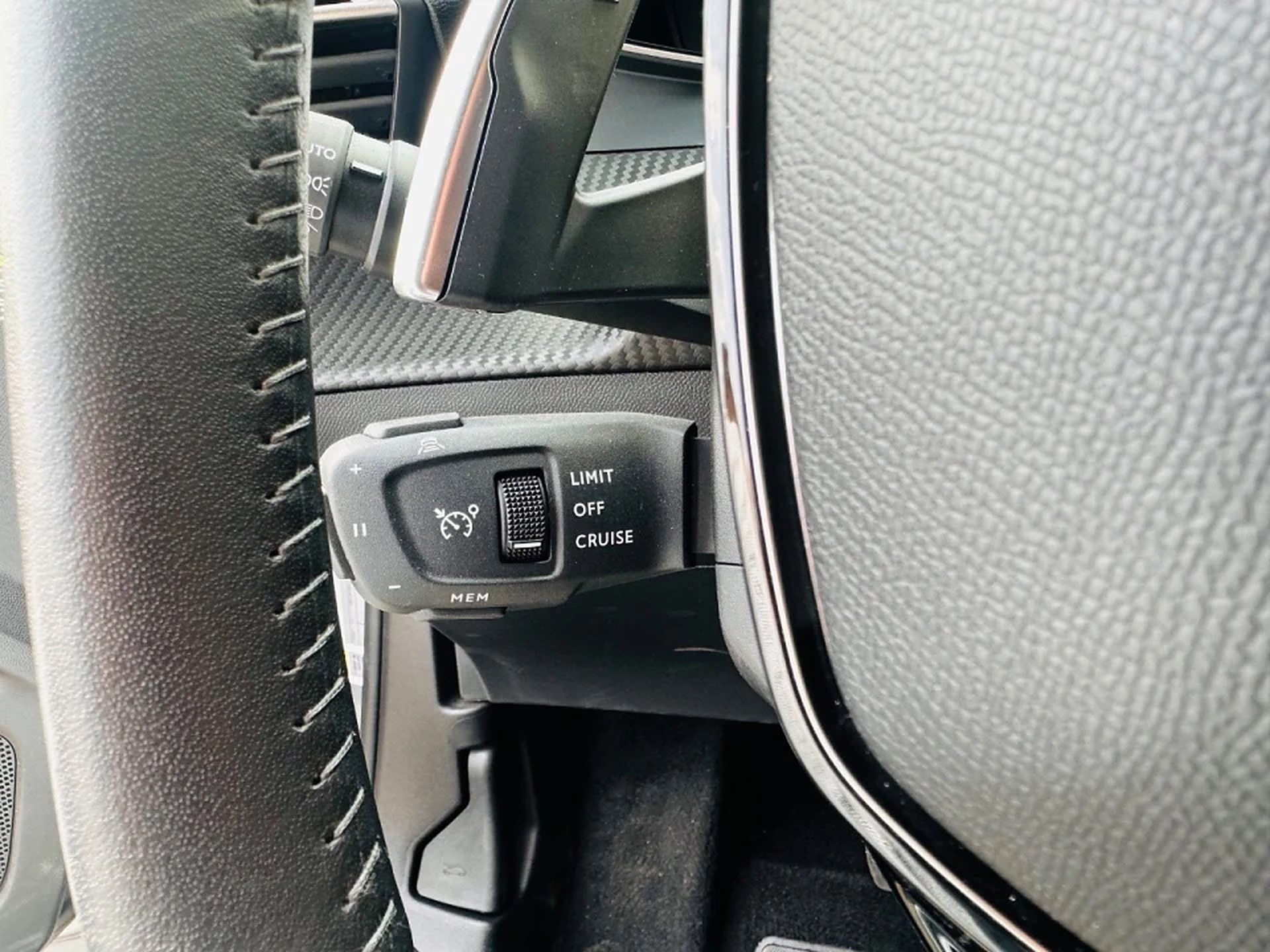 Peugeot 2008 Allure Mild Hybrid, foto 12