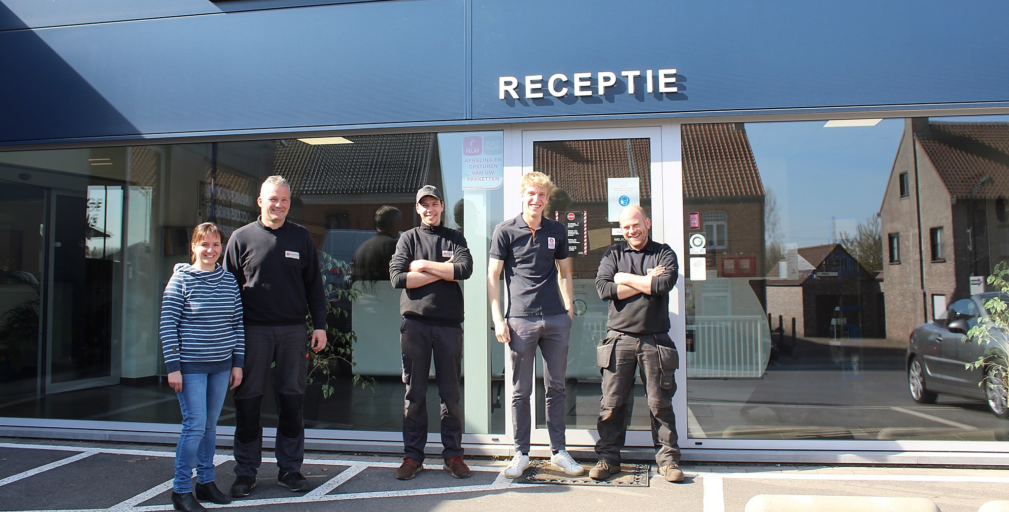 De ploeg van Garage De Maeyer voor de eigen receptie in de Hoogstraat in Bazel